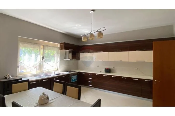Tirane, jepet me qera Vile 1+1 Kati 1, 120 m² 400 € (Rruga Frang Bardhi)