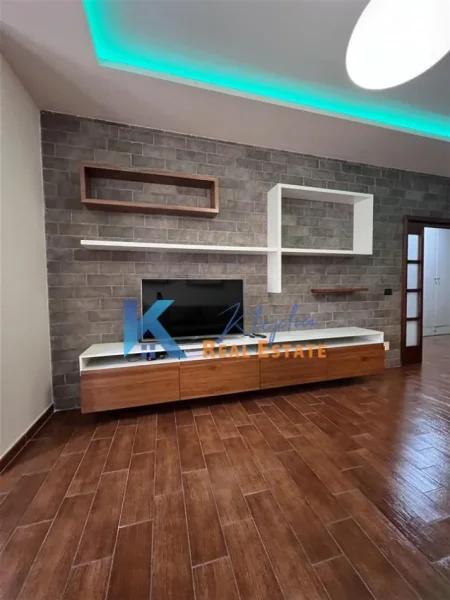 Tirane, shes apartament 1+1+Ballkon Kati 8, 85 m² 113.000 € (Yzberish, afer bar Unik)