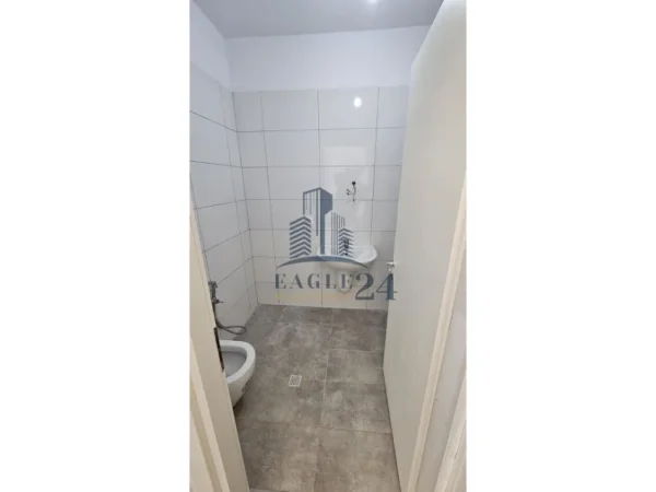 Tirane, shitet apartament 1+1+Aneks Kati 3, 71.000 € (univers city)