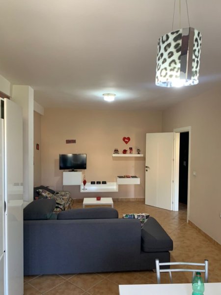 Tirane, jepet me qera apartament 1+1+Ballkon Kati 5, 75 m² 330 € (Tek Fresku)