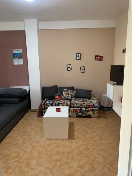Tirane, jepet me qera apartament 1+1+Ballkon Kati 5, 75 m² 330 € (Tek Fresku)