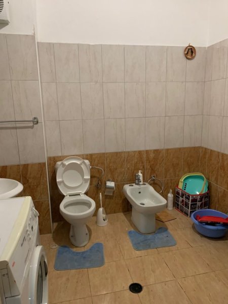 Tirane, jepet me qera apartament 1+1+Ballkon Kati 5, 75 m² 330 € (Tek Fresku)