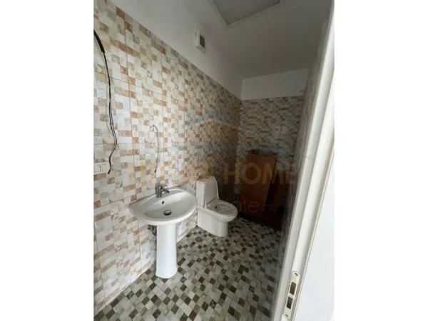 Tirane, jepet me qera ambjent biznesi Kati 4, 180 m² 1.800 € (Fusha e Aviacionit)