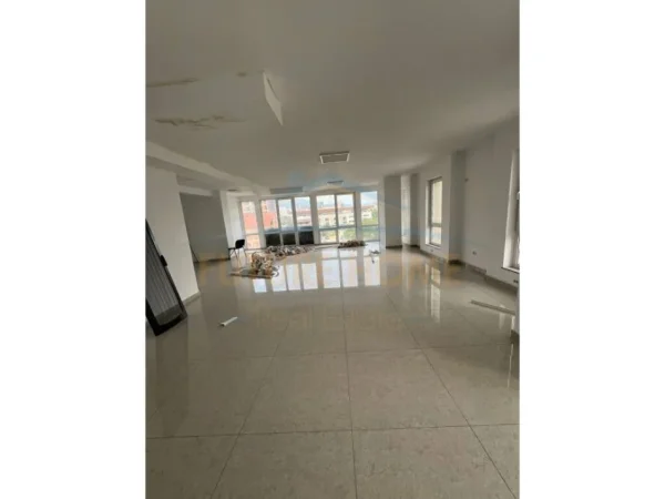 Tirane, jepet me qera ambjent biznesi Kati 4, 180 m² 1.800 € (Fusha e Aviacionit)