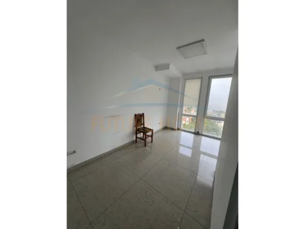 Tirane, jepet me qera ambjent biznesi Kati 4, 180 m² 1.800 € (Fusha e Aviacionit)