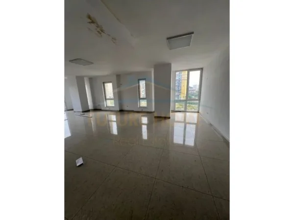 Tirane, jepet me qera ambjent biznesi Kati 4, 180 m² 1.800 € (Fusha e Aviacionit)