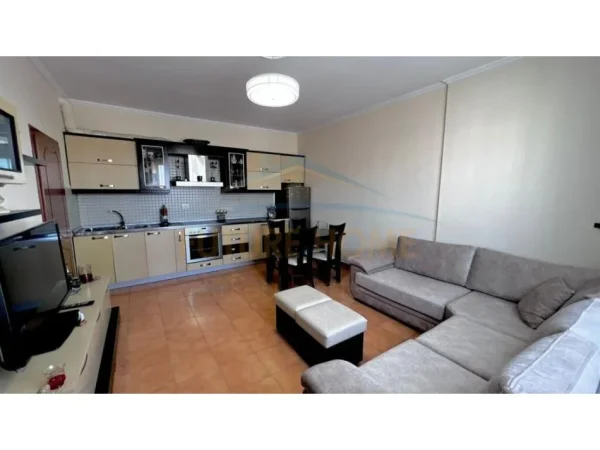 Tirane, jepet me qera apartament 2+1 Kati 5, 80 m² 400 € (restorant Fresku)
