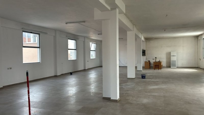 Tirane, jepet me qera magazine Kati 2, 430 m² 1.200 € (Sauk)