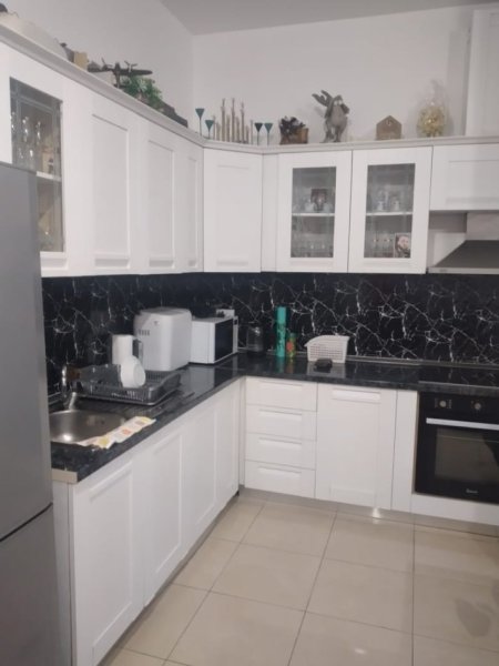 Tirane, jepet me qera apartament 2+1+Ballkon Kati 4, 85 m² 450 € (KAMEZ)