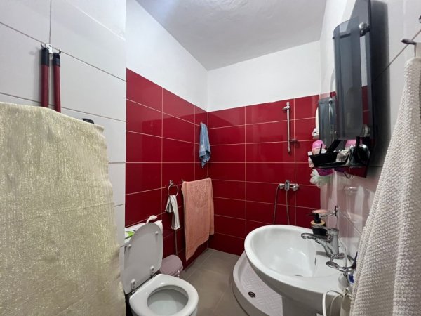 Tirane, jepet me qera apartament 2+1 Kati 3, 110 m² 900 € (Liqeni i thate)