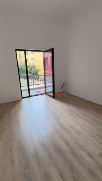 Tirane, jepet me qera zyre Kati 1, 117 m² 1.000 € (Rruga e Dibres)
