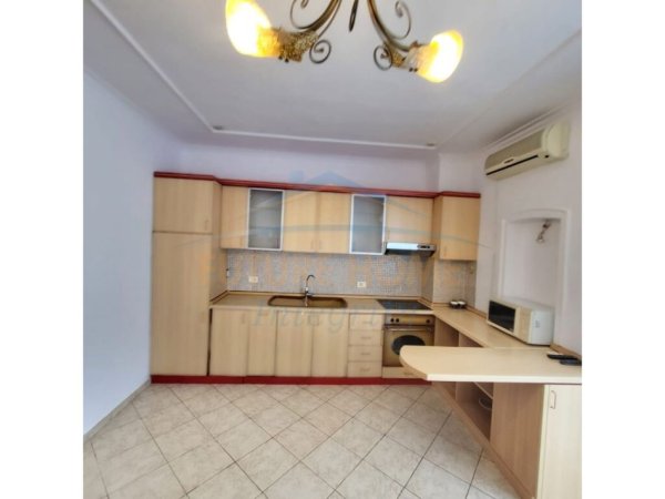 Tirane, jepet me qera apartament 2+1 Kati 8, 87 m² 600 € (Rruga e Kavajës)