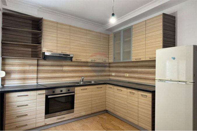 Tirane, jepet me qera apartament 3+1 Kati 5, 124 m² 500 € (rruga Milto Sotir Gura)