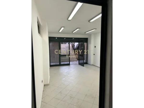 Tirane, jepet me qera ambjent biznesi , 35 m² 450 € (Rruga e Bogdaneve)