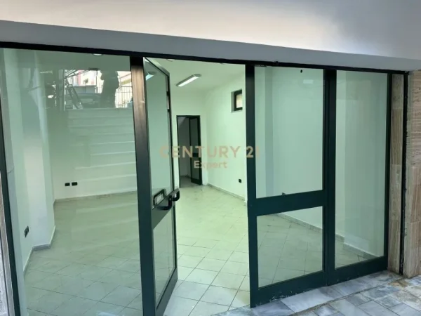Tirane, jepet me qera ambjent biznesi , 35 m² 450 € (Rruga e Bogdaneve)
