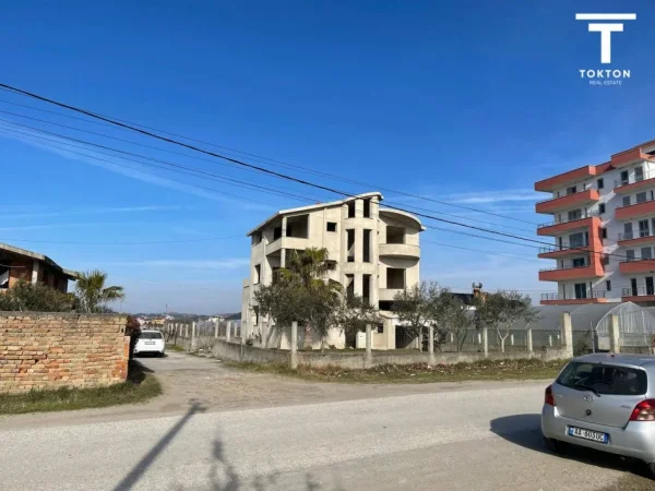 Kavaje, shitet Godine Kati 3, 480 m² 280.000 € (Qerret)