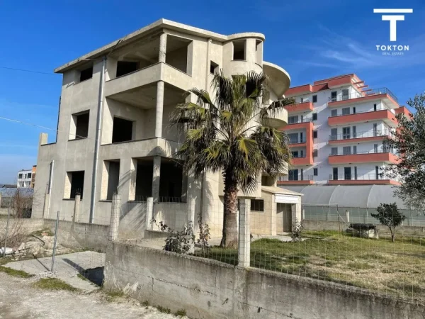 Kavaje, shitet Godine Kati 3, 480 m² 280.000 € (Qerret)