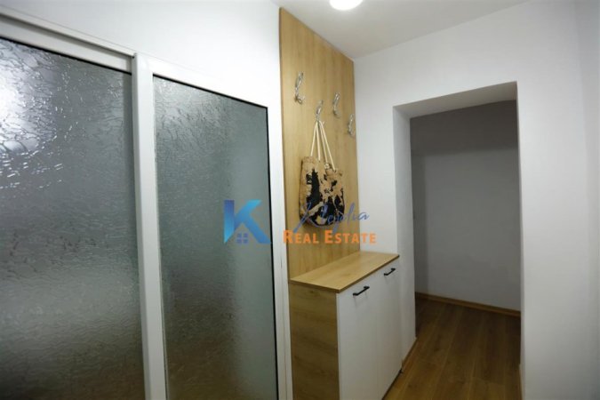 Tirane, jap me qera apartament 1+1+Ballkon Kati 1, 65 m² 500 € (afer Bllokut dhe Liqenit Artificial)