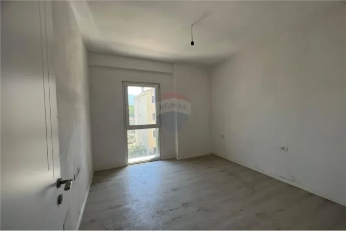 Tirane, shitet 2+1 Kati 2, 160.000 € (Emerald Center - Rruga e Dibrës - Farmacia 10, Shqipëri)