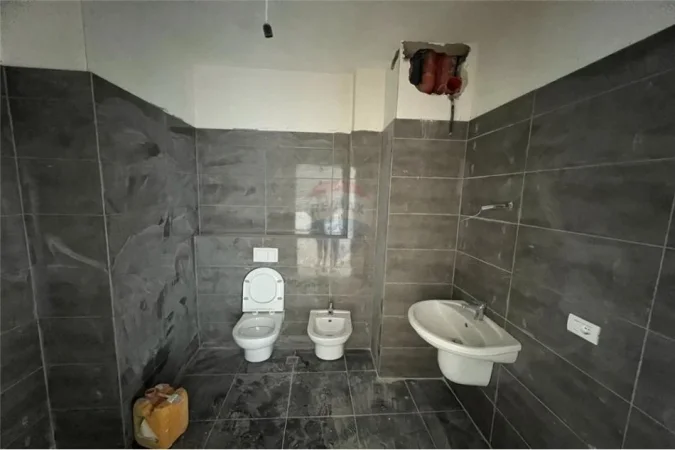 Tirane, shitet 2+1 Kati 2, 160.000 € (Emerald Center - Rruga e Dibrës - Farmacia 10, Shqipëri)