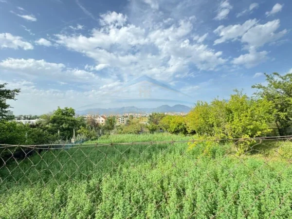 Tirane, shitet truall , 1.100 m² 170.000 € (Mezez)