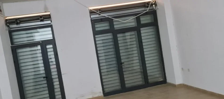 Tirane, jepet me qera Kati 0, 50 m² 300 € (zonja curre)