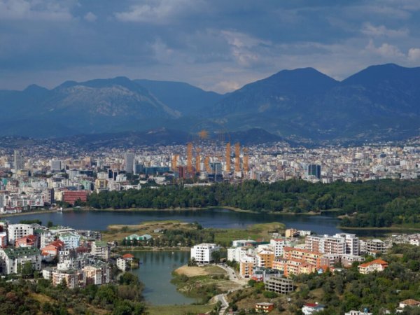 Tirane, jepet me qera Vile , 650 m² 