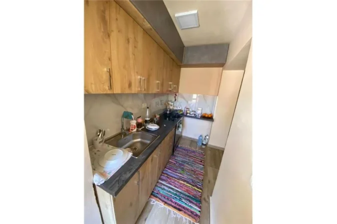 Tirane, jepet me qera apartament 1+1 , 47 m² 450 € (Rruga Myslym Shyri)