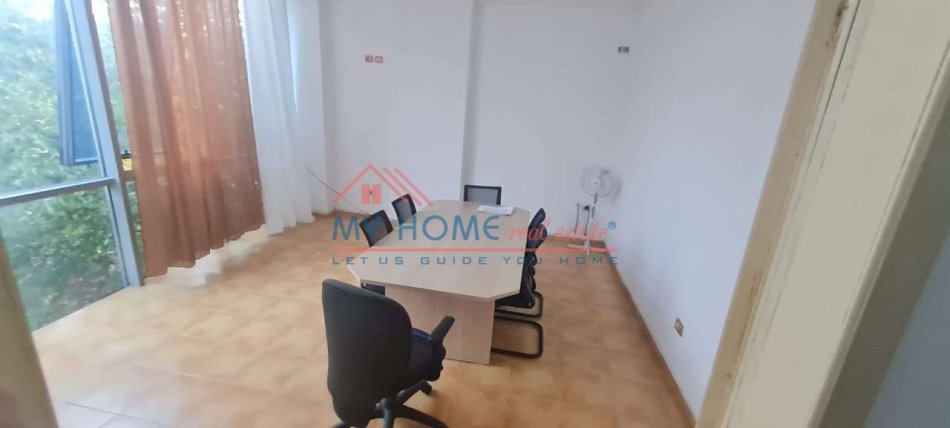Tirane, jepet me qera dyqan Kati 1, 38 m² 63.000 € (Xhamllik)