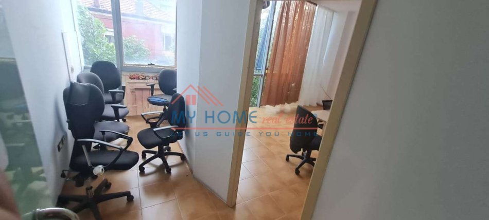 Tirane, jepet me qera dyqan Kati 1, 38 m² 63.000 € (Xhamllik)