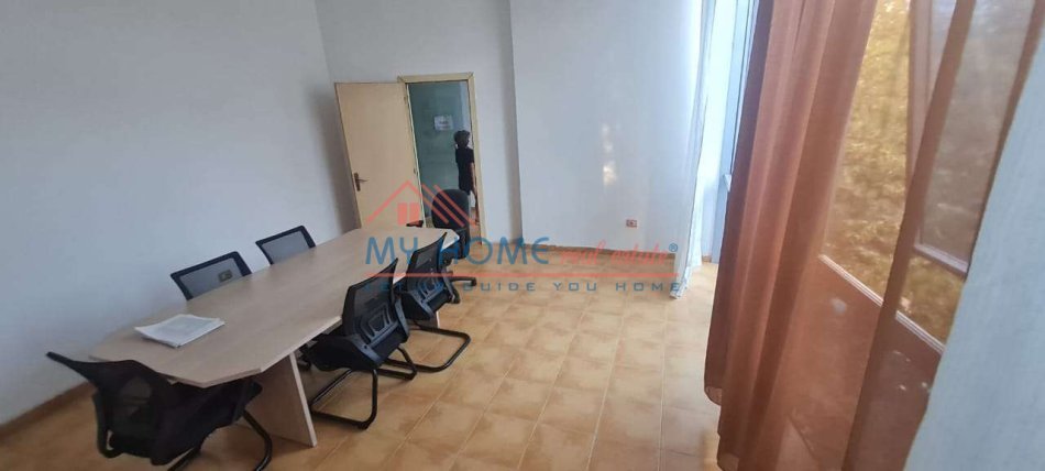 Tirane, jepet me qera dyqan Kati 1, 38 m² 63.000 € (Xhamllik)