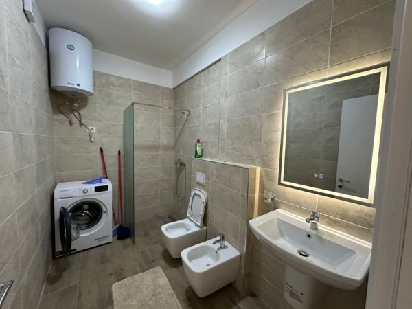 Tirane, jepet me qera apartament 2+1+Ballkon Kati 2, 110 m² 750 € (Kompleksi FZ)