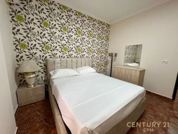 Tirane, jepet me qera apartament 1+1 Kati 1, 