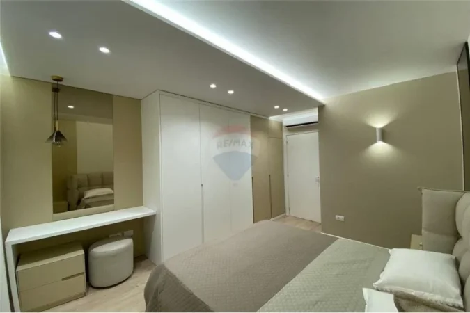 Tirane, jepet me qera apartament 1+1 Kati 3, 77 m² 1.000 € (Rruga e Brrikadave - Prane Galerise - Qendër)