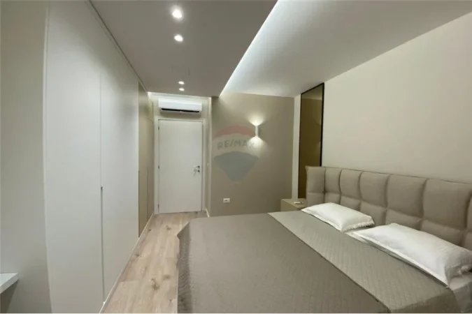 Tirane, jepet me qera apartament 1+1 Kati 3, 77 m² 1.000 € (Rruga e Brrikadave - Prane Galerise - Qendër)