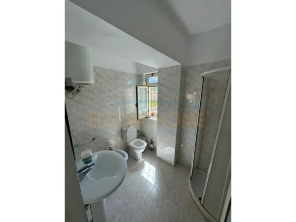Durres, jepet me qera apartament 2+1+Aneks+Ballkon Kati 5, 110 m² 350 € (Prane Markates)