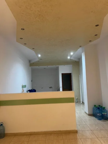 Tirane, jepet me qera ambjent biznesi Kati 0, 57 m² 300 € (Tre Deshmoret)