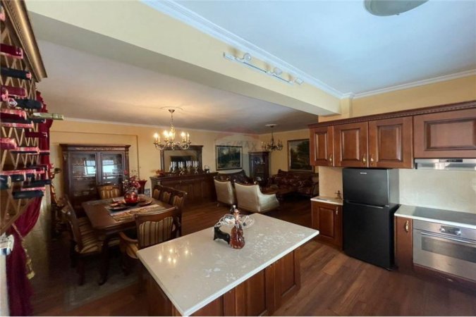 Tirane, jepet me qera apartament 3+1 Kati 3, 110 m² 1.000 € (Mine Peza - Qendër - Kafe Flora)