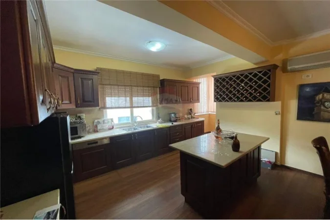 Tirane, jepet me qera apartament 3+1 Kati 3, 110 m² 1.000 € (Mine Peza - Qendër - Kafe Flora)