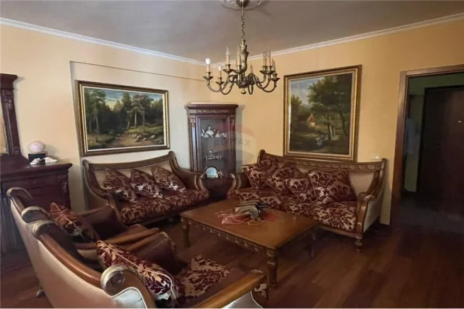 Tirane, jepet me qera apartament 3+1 Kati 3, 110 m² 1.000 € (Mine Peza - Qendër - Kafe Flora)