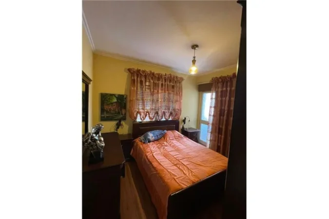Tirane, jepet me qera apartament 3+1 Kati 3, 110 m² 1.000 € (Mine Peza - Qendër - Kafe Flora)