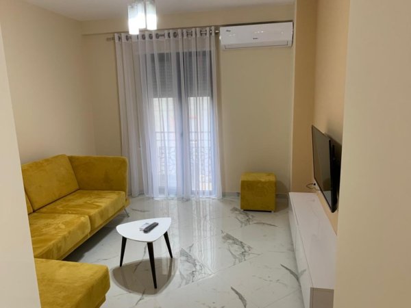 Tirane, jepet me qera apartament 1+1+Ballkon Kati 3, 65 m² 500 € (21 dhjetori , prane hotel mondial)