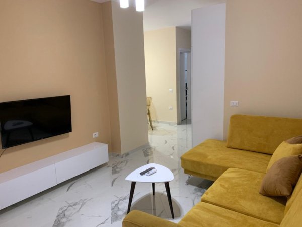 Tirane, jepet me qera apartament 1+1+Ballkon Kati 3, 65 m² 500 € (21 dhjetori , prane hotel mondial)