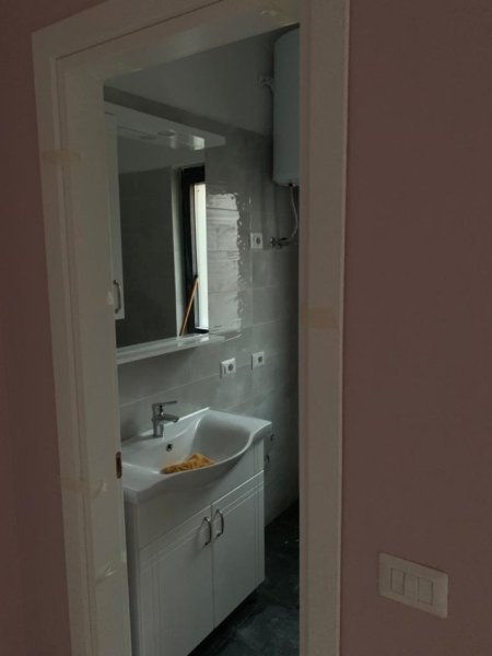 Tirane, jepet me qera apartament 1+1+Ballkon Kati 3, 65 m² 500 € (21 dhjetori , prane hotel mondial)