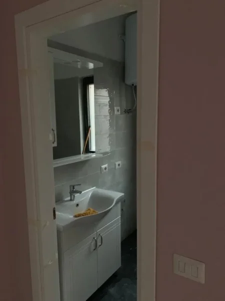 Tirane, jepet me qera apartament 1+1+Ballkon Kati 3, 65 m² 500 € (21 dhjetori , prane hotel mondial)