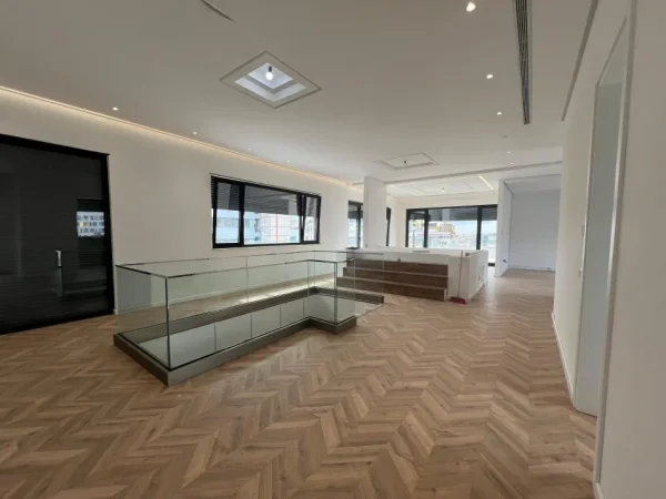 Tirane, jepet me qera zyre Kati 8, 170 m² 2.500 € (RRUGA E KAVAJES)