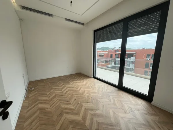 Tirane, jepet me qera zyre Kati 8, 170 m² 2.500 € (RRUGA E KAVAJES)