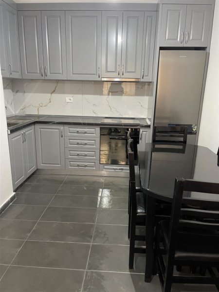 Tirane, jepet me qera apartament 1+1+Ballkon Kati 1, 60 m² 350 € (shkozze)
