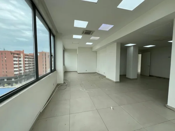 Tirane, jepet me qera ambjent biznesi Kati 7, 310 m² 3.500 € (KOMPLEKSI DELIJORGJI)