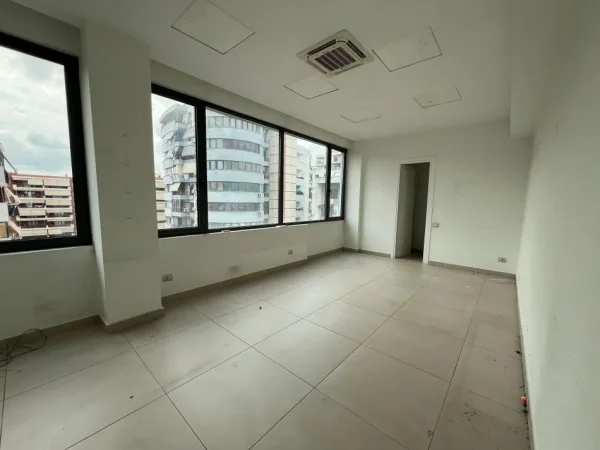 Tirane, jepet me qera ambjent biznesi Kati 7, 310 m² 3.500 € (KOMPLEKSI DELIJORGJI)